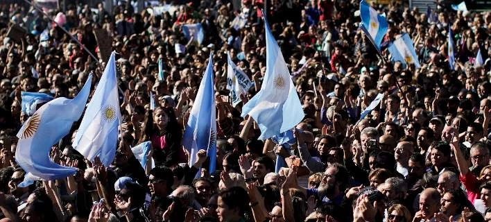 Ξανά αλυσοδεμένη η Αργεντινή: Δάνειο 50 δισ. δολαρίων από το ΔΝΤ με αντάλλαγμα μέτρα και λιτότητα